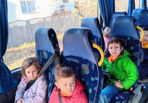 Dzieci z grupy Tygryski jadą autokarem