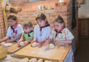 Dziewczynki ugniatają ciasto na chleb