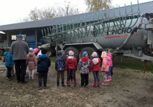 Dzieci oglądają maszyny wykorzystywane do sprzątania chlewni