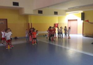 Dzieci stoją w trzech drużynach, czekają na sygnał do rozpoczęcia wyścigu