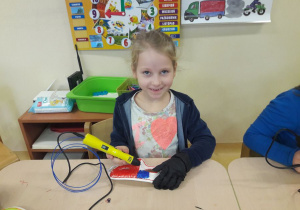 Dziewczynka podczas wykonywania maski technika 3d
