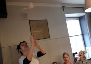 Pani Kasia podrzuca pizzę