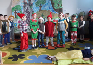 Sówki podczas występu, w przebraniach, przedstawienie "Królewna Śnieżka i siedmiu krasnoludków"