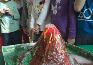 Dzieci z wulkanem na pierwszym planie