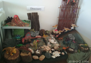 Kącik prehistoryczny a wnim donozaury, wulkan, kamienie, muszle