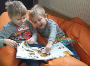 Małpki w Kąciku czytelniczym