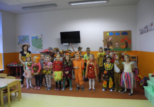 Zdjęcie grupowe dzieci z grupy Kotów w jesiennych przebraniach