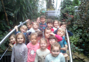 Zdjęcie grupowe Kotków na mostku wśród zieleni