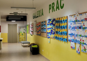 Korytarz przedszkolny z galerią prac
