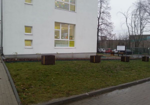 Ogródek dydaktyczny od strony parkingu