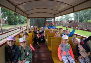Dzieci siedzą w pociągu