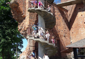 Dzieci podczas wspinania się na Mysią Wieżę