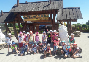 Zdjęcie grupowe dzieci pod zoo. Nad nimi napis Witamy w Zoo Safari