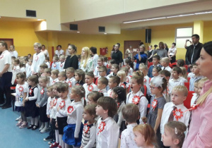 Przedszkolaki oraz Panie stoją podczas śpiewania Hymnu Polski