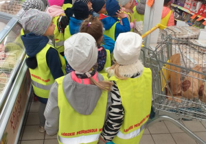Dzieci z grupy Jabłuszka w Biedronce, wybierają produkty na imprezę z okazji Dnia Przedszkolaka