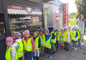 Dzieci z grupy Jabłuszka stoją przed Cukiernią