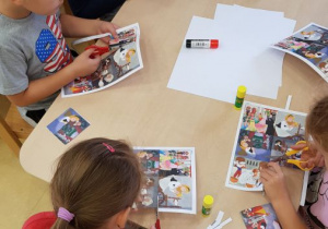 Dzieci przy stolikach podczas układania historyjki obrazkowej we właściwej kolejności