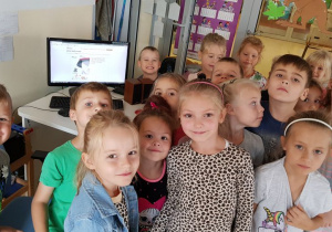 Dzieci z grupy Kangurki przy komputerze, na ekranie komputera jest kartka elektroniczna
