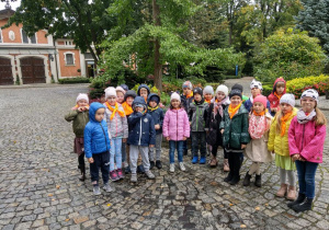 Dzieci z grupy Biedronki przed Pałacem