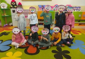 Dzieci w maskach jeżyków, zdjęcie grupowe Sówek