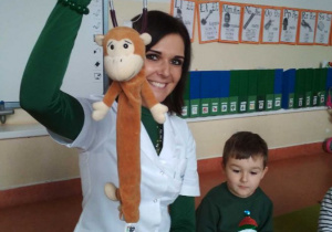 Pani Doktor prezentuje stetoskop w pokrowcu małpka