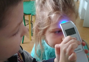 Dzieci mierzą sobie temperaturę