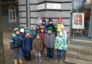 Dzieci z grupy Małpki przed teatrem