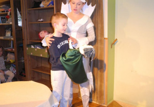 Chłopiec na scenie Baśniowej Kawiarenki z aktorką, która pomaga Mu obsługiwać lalkę, która wzięła udział w przedstawieniu