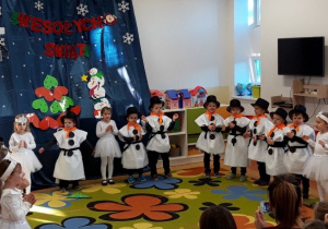 Impreza w Sowach, dzieci stoją w półkolu, są przebrane za bałwanki i śnieżynki