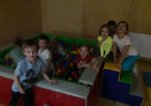 Dzieci podczas zabawy w figloraju, basen z piłkami