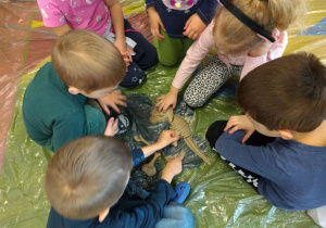 Dzieci składają szkielet dinozaura