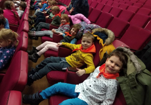 Dzieci w Teatrze, siedzą na widowni
