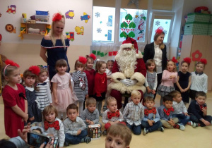 Zdjęcie grupowe Jabłuszek z Mikołajem wraz ze swoimi Paniami nauczycielkami