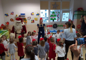 Wspólny taniec dzieci z Mikołajem oraz swoimi Paniami z grupy