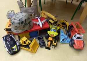 Zabawki dla dzieci: samochody, garaż stoją na podłodze