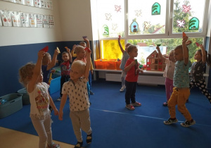 Dzieci podczas tańca, łączą podczas pląsów dwie połówki kropek