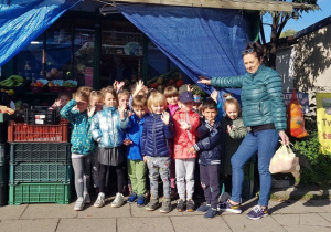 Dzieci stoją przed warzywniakiem w Nowosolnej