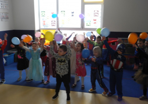 Dzieci z grupy Koty podczas tańca z balonami