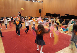 Dzieci podczas warsztatów, taniec swobodny dzieci z kolorowymi chustkami