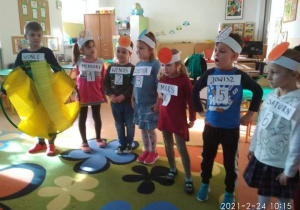 Dzieci z nazwami planet Układu Słonecznego na koszulkach