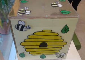 Pojemnik z pszczółkami, liśćmi oraz ulem, który był przeznaczony do wpłat dla Mai