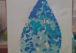 Plakat z napisem Światowy dzień wody. Pod napisem kropla wody wykonana z kolorowego papieru
