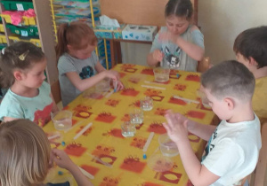 Dzieci podczas mieszania składników slime