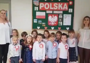 Dzieci z grupy Jabłuszka ubrane na galowo z kotylionami i ze swoimi nauczycielkami