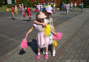 Dzieci podczas tańca z pomponami