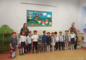 Dzieci z grupy Jabłuszka ze swoimi nauczycielami
