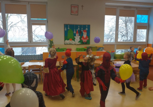 Dzieci z grupy Żabki w przebraniach tańczą z balonami