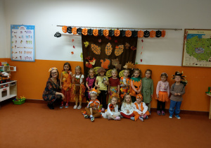 Zdjęcie grupowe dzieci z grupy Jagódek w jesiennych przebraniach