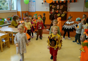 Dzieci podczas tańca w rytmie jesiennych hitów