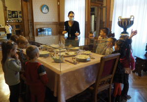 Dzieci oglądają porcelanę w gablocie